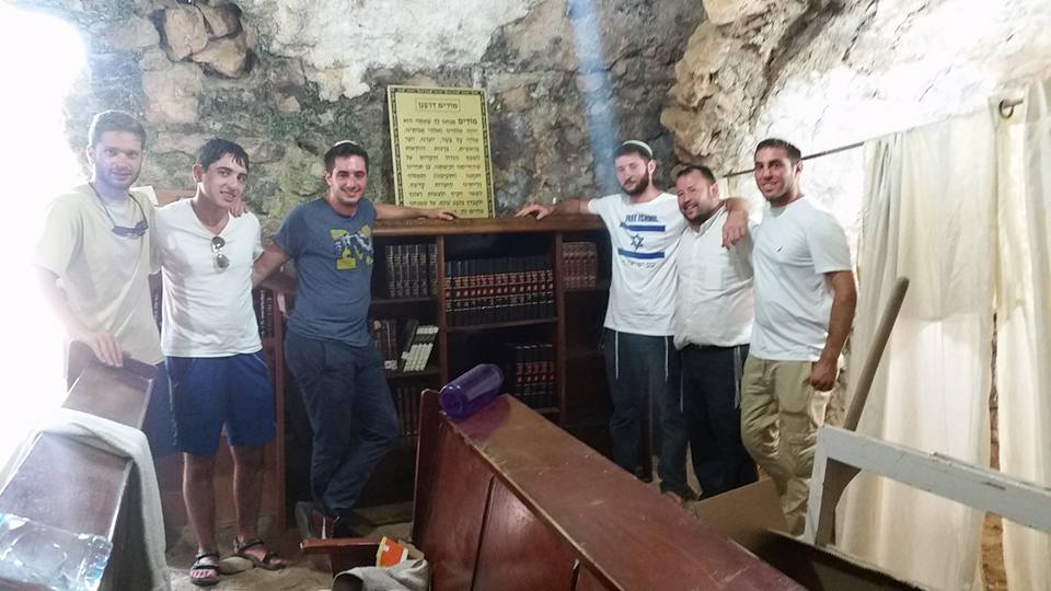 New library installed in Hevron! plus prayer and a tour