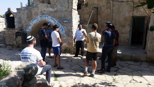 Explanation of the Graves of Ruth and Yishai.