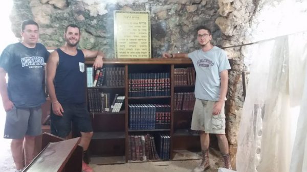 Looking even better than the last pic. Now with new Jerusalem Talmud (from the Danziger Family) and the full set of Mishnayos (from the Edelstein Family)