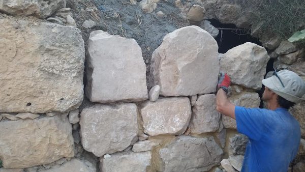 Another row of stones (big ones!) on the exterior wall of the Ancient Synagogue in Hevron